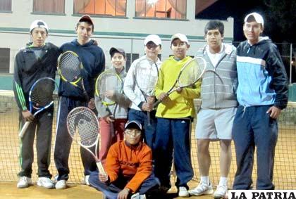 Tenistas orureños que asisten al torneo nacional de Cochabamba