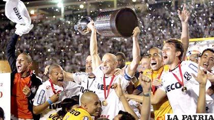 Corinthians levantó por primera vez la 