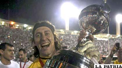 Cassio arquero de Corinthians con el trofeo en manos (foto: foxsportsla.com)
