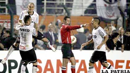 Momento en que el árbitro Roldán declara el final del partido (foto: foxsportsla.com)