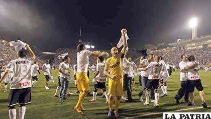 Jugadores del Corinthians celebran el título (foto: foxsportsla.com)