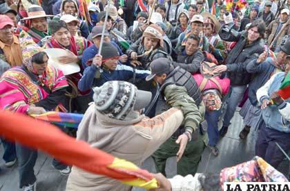 Comunarios de Mallku Khota cuando realizaron su protesta en la sede del Gobierno nacional (Foto APG, archivo)