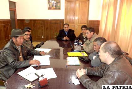 Miembros de la Gobernación y representantes de Fridosa en la firma de convenio