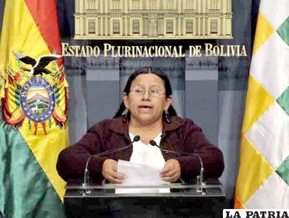 Ministra de Desarrollo Rural y Tierras Nemesia Achacollo, se refiere al Decreto que libera la exportación de Soya (Foto: Freddy Zarco)