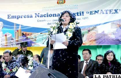 Posesión de Betty Silva Mamani como gerente general de la nueva empresa nacional, Empresa Nacional Textil (Enatex)