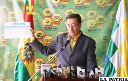 Ministro de Obras Públicas, Servicios y Vivienda, Vladimir Sánchez, exhibe el análisis financiero que hicieron sobre el Plan de Salvataje /Foto: ANF