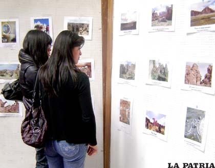 Trabajos periodísticos expuestos en el hall de la Gobernación