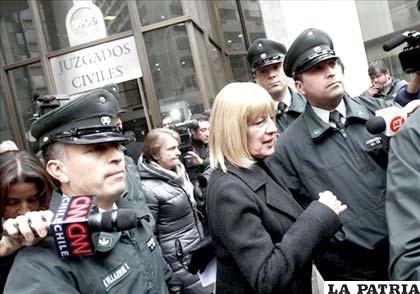 La albacea de Augusto Pinochet, Julia Hormazabal, sale de los Juzgados Civiles de Santiago de Chile /EFE 