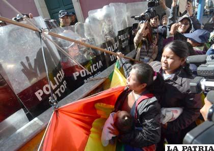 Momentos tensos con la represión policial a indígenas del Tipnis y feministas