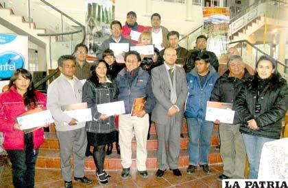 Periodistas galardonados del concurso de documentales