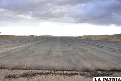 La pista de aterrizaje tiene al momento 3.000 metros asfaltados