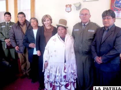 El comandante de Policía junto a los concejales munícipes tras la reunión que sostuvieron ayer