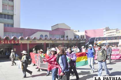 Organizaciones orureñas toman la Terminal de Buses y trabajadores permanecen en vigilia