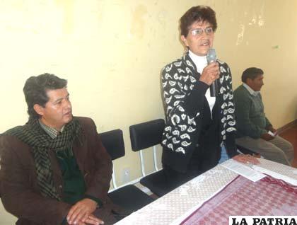 Roberto Amusquivar director del Sedes junto a Gloria López ejecutiva de la Federación Sindical de Trabajadores en Salud de Oruro