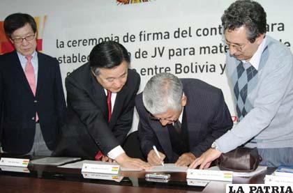 Firma de convenio del Proyecto de Riesgo Compartido para materiales de cátodo de litio entre representantes del Gobierno Nacional y Corea del Sur /FOTO-STR-APG