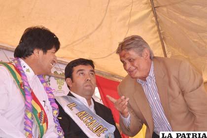 El Presidente Evo Morales junto al alcalde de Uriundo, Álvaro Ruiz y Jaime Paz Zamora /Foto: ABI