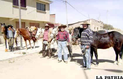 Jinetes iniciaron su travesía desde la zona de Vinto y viajarán durante 15 días hasta llegar a Sucre