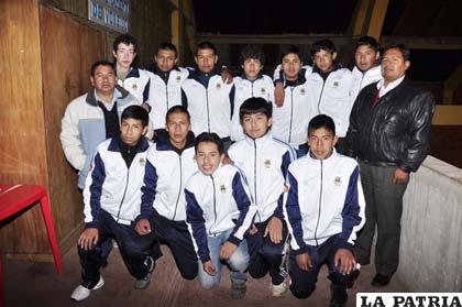 La selección de Oruro luciendo sus uniformes deportivos 