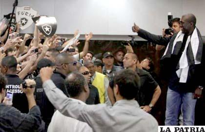 Hinchas de Botafogo reciben a Clarence Seedorf (foto: el-nacional.com)
