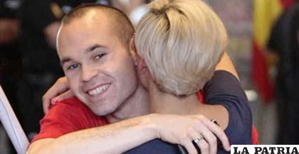 Andrés Iniesta junto a su futura esposa Anna Ortiz (foto: caracol.com)