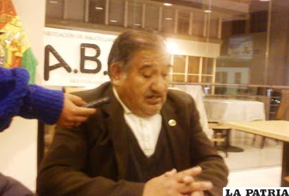 Fernando Sandalio, presidente de la Asociación de Bibliotecarios de Oruro