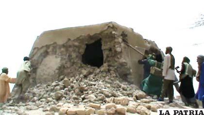 Los islamistas de línea dura tomaron el control de Tombuctú, junto con el resto del norte de Mali hace tres meses y, como se ve en esta imagen tomada de un video, han destruido siete tumbas en dos días