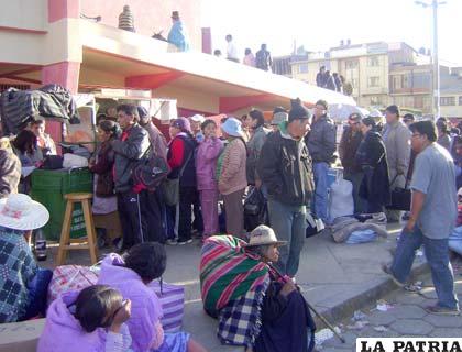 Atención a viajeros se realiza en las calles de la terminal