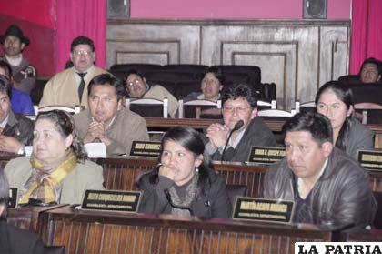Los legisladores en sesión de la Asamblea Departamental