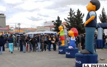Los personajes que creó el SIN tuvieron una buena acogida en la ciudadanía de esta urbe alteña. Foto: SIN