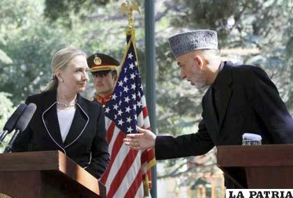 Secretaria de Estado estadounidense, Hillary Clinton y el presidente afgano Hamid Karzai