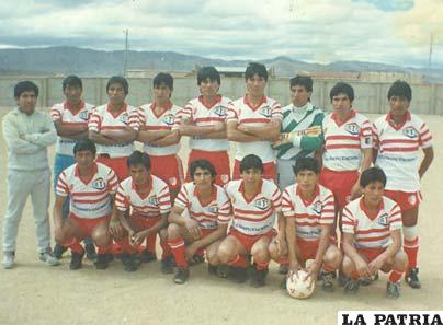 Luizaga desde muy joven fue entrenador, en este caso de Aurora en 1979 (foto: archivo)