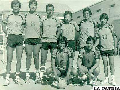 San Martín en 1982: parados: Carlos Gómez, Miguel Campuzano (†), Hugo Peláez, Edwin Quiroz, Eduardo Clavijo y Alfredo Salazar. Cuclillas; Fernando Ramos y Fernando Alconini