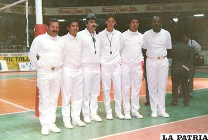 Eduardo Clavijo junto a los árbitros extranjeros en ocasión del Campeonato Sudamericano Juvenil de Voleibol en damas