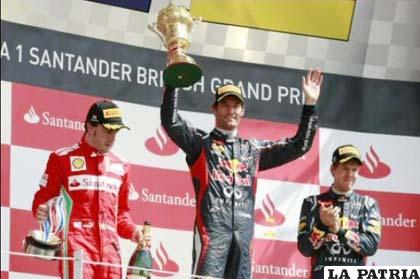 Mark Webber en podio de vencedores con el trofeo de ganador (foto: foxsportsla.com)