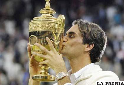 Roger Federer con el trofeo de campeón de Wimbledon (foto: foxsportsla.com)