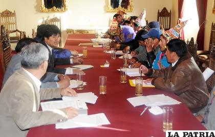 Reunión de representantes de comunarios de Mallku Khota con el Presidente Morales (APG)