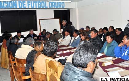 Dirigentes de la Asociación de Fútbol Oruro se reunirán esta noche