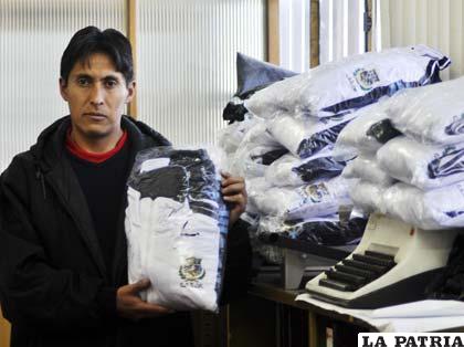 El lote de uniformes que fue entregado a la selección de Oruro 