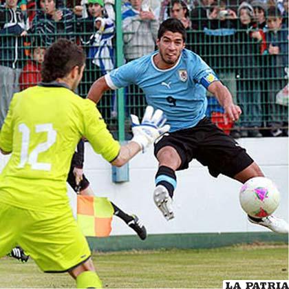 Luis Suárez fue autor de tres de los seis goles de su selección (foto: ole.com)