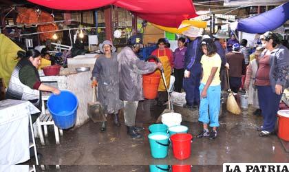Comerciantes y funcionarios de la Alcaldía limpiaron el Mercado Campero