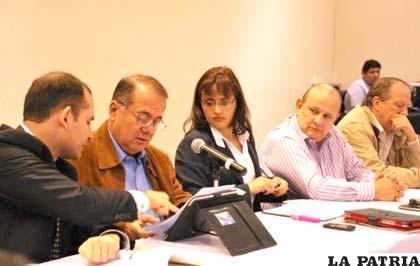 Gonzalo Ostria, vicepresidente de Asoban, Lenny Valdivia de la ASFI y Gabriel Dabdoub de la Fepsc. Foto: CAINCO