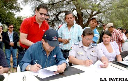Los ejecutivos de las dos empresas públicas firmando el contrato. (Foto: YPFB)