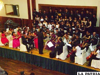 Orquesta y Coro de la UTO en una presentación en el Club Oruro
