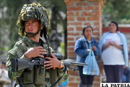 Un miembro del Ejército colombiano patrulla el municipio de Jambaló, Cauca. EFE