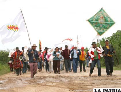Los indígenas marchistas para llegar a La Paz vencieron con entereza una serie de obstáculos (APG)