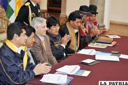 Delegación gubernamental en reunión con alcaldes masistas (APG)