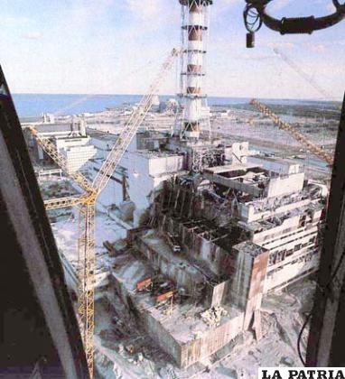 El reactor nuclear de la planta atómica de Chernobyl explotó causando grandes daños