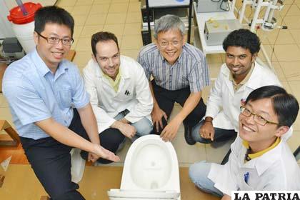 Los inventores con su inodoro ecológico No-mix Vacuum. De izquierda a derecha, el profesor Chang, el Dr. Giannis, el profesor Wang, el Dr. Rajagopal y el Dr. Chen. Universidad de Nanyang