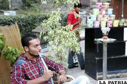 Un hombre fuma una pipa de agua el pasado 11 de julio en una cafetería del centro de Islamabad