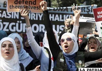 Mujeres turcas protestan contra el presidente sirio Bachar Al Asad, en , Turquía